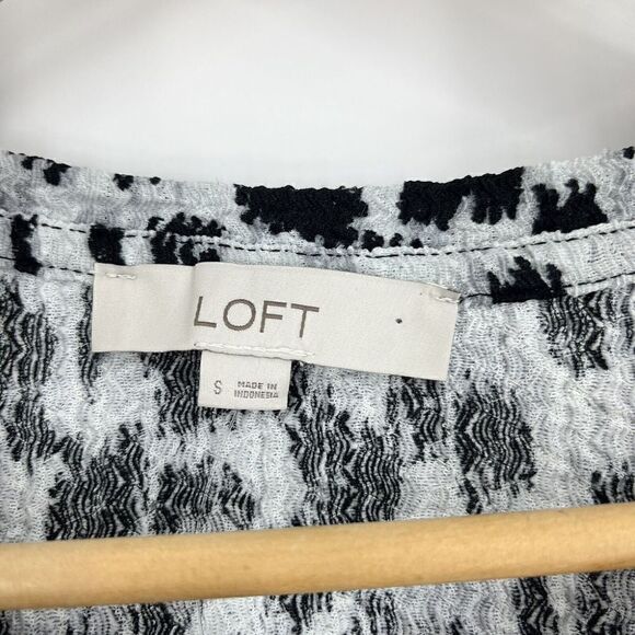LOFT Top Size Small Gray Animal Print Shirt Long Puff Sleeve Stretch Leopard - Picture 3 of 9